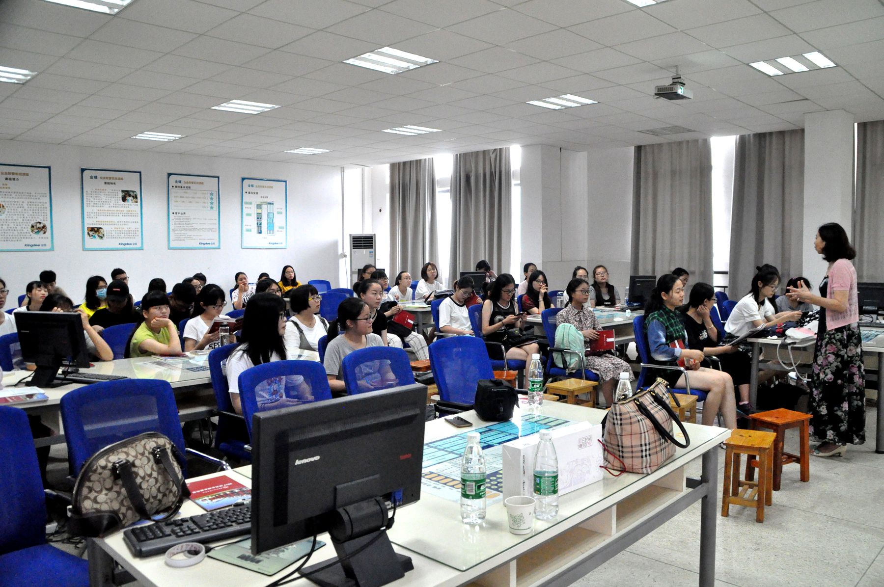 华东政法大学谈球吧学科点宣讲大会成功举行